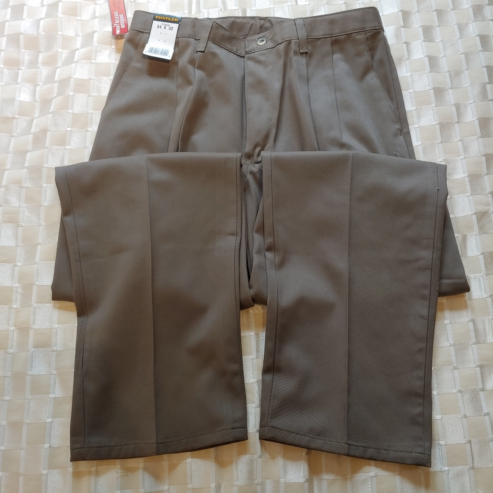 NWT Rustler by Wrangler Men Pleated Khakis 34x32